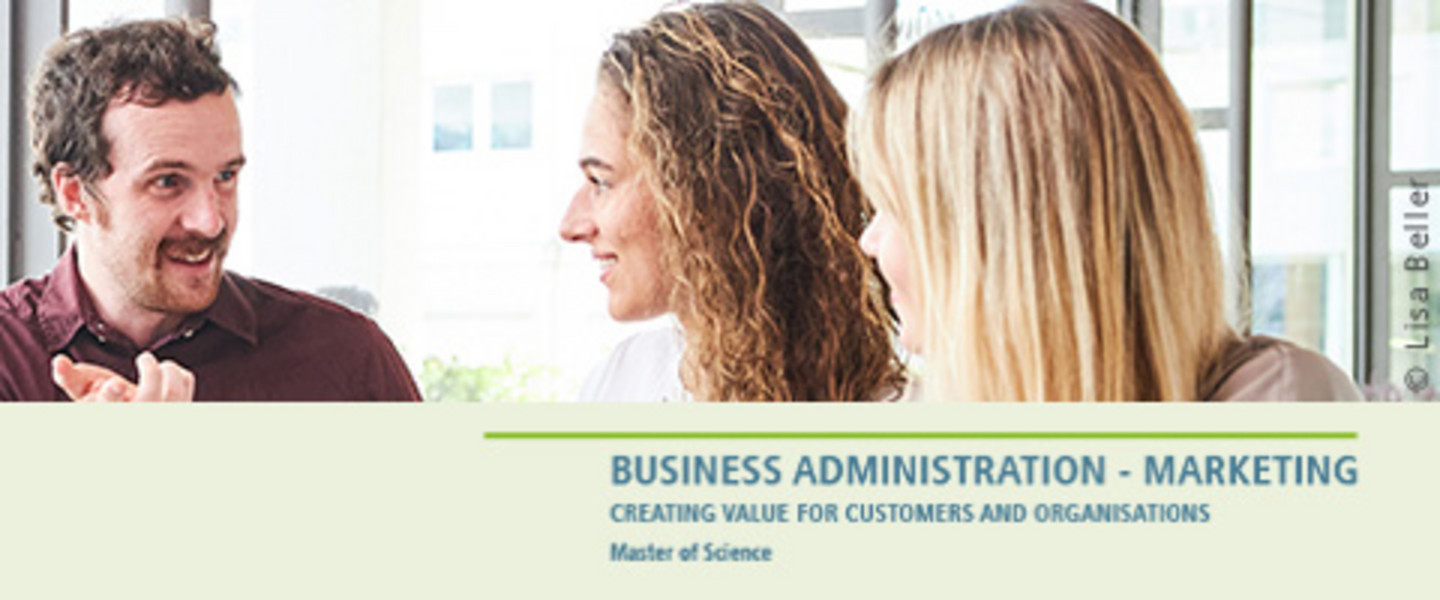Three smiling, discussing students in front of a window. Text: „Business Administration – Marketing, Creating Value for Costumers and Organisations - Master of Science“