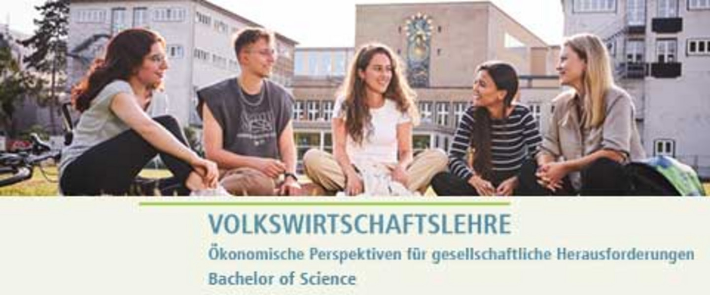 Broschürentitelbild Bachelorstudiengang VWL der WiSo-Fakultät - gutgelaunte junge Menschen auf einer Wiese