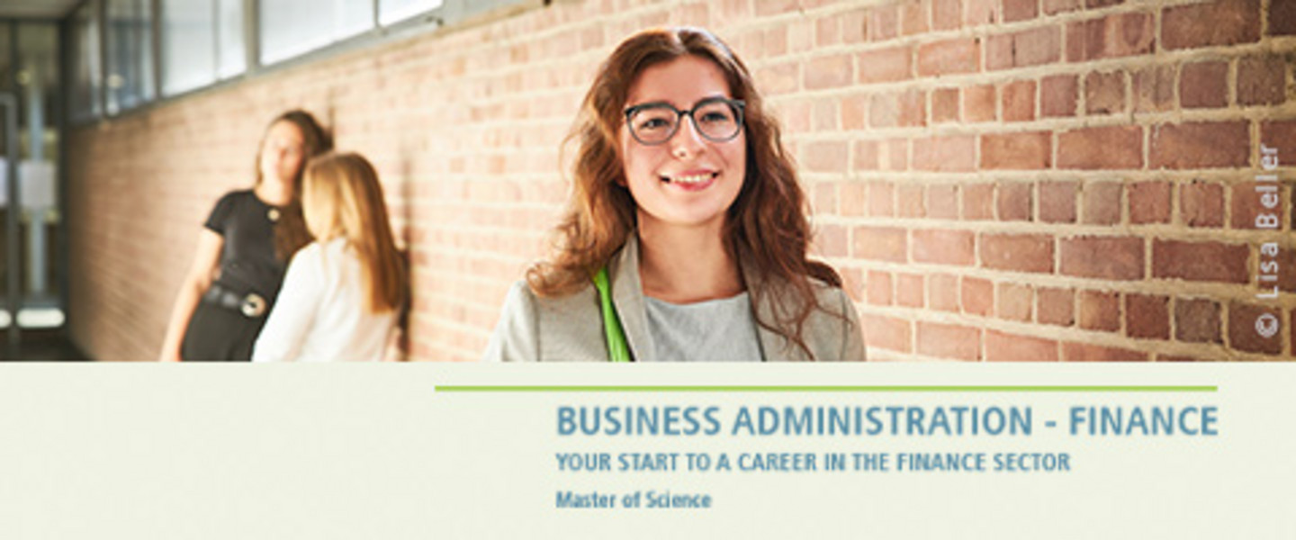 A young red-haired woman with a bag walks along a brick wall with two female students leaning against it in the background. – Text: „Business Administration – Finance, Your Start to a Career in the Finance Sector! Master of Science“