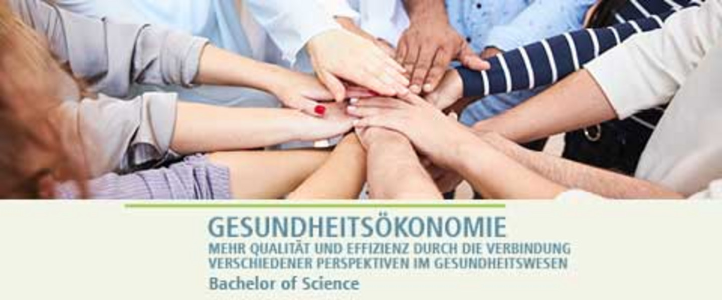 Broschürentitelbild Bachelor Gesundheitsökonomie der Uni  Köln - in Teammotivation übereinanderliegende Hände von sechs Kolleg:innen
