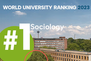 Das WiSo-Gebäude und der Erweiterungsbau der WiSo Fakultät von oben. In der linken unteren Ecke eine große grüne, transparente Vignette mit einer "#1". Text: World University Ranking 2023 - Sociology