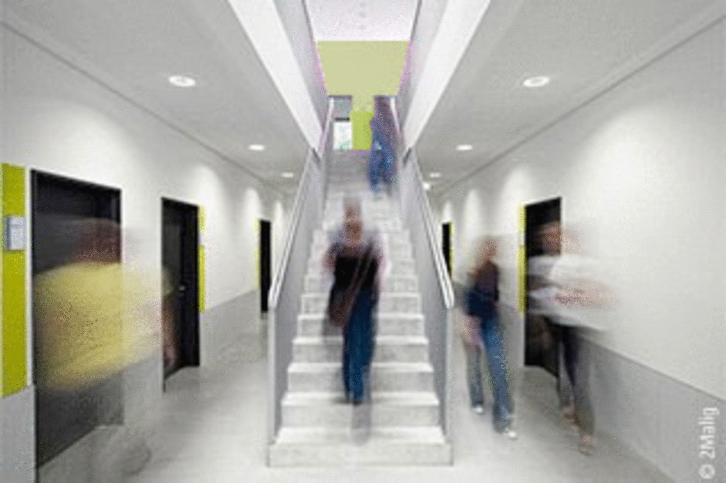 Bewegugsverwischte Menschen bewegen sich auf der Treppe im Modulbau der WiSo-Fakultät